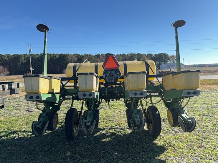 john-deere-7200-pull-type-vacuum-air-planter---4-row-located-at-107-jernigan-swamp-rd.,-ahoskie,-nc-image-12