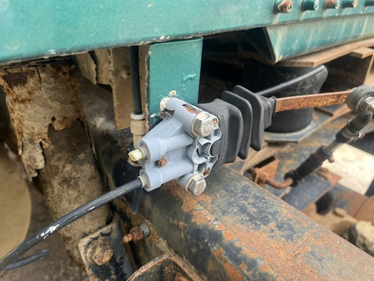 #1633-•-1995-freightliner-usf-1e-sleeper-cab-truck-tractor-image-14