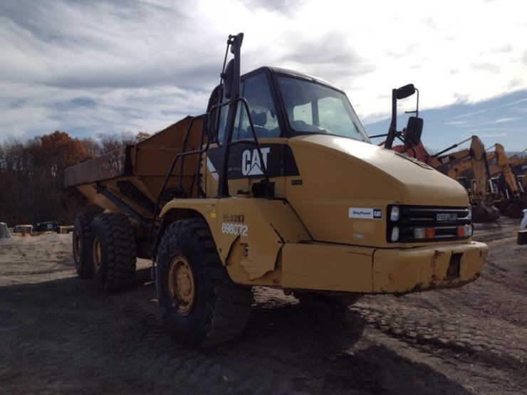 14-caterpillar-725-image-40