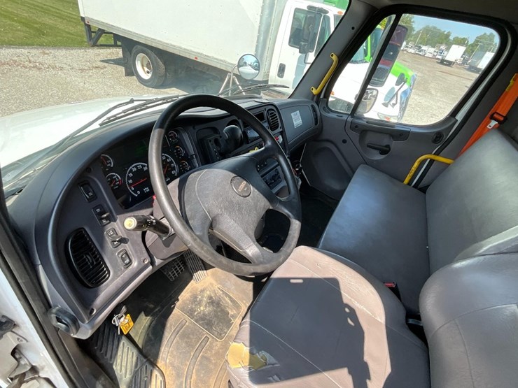 2021-freightliner-m2-106-image-20