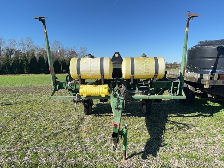 john-deere-7200-pull-type-vacuum-air-planter---4-row-located-at-107-jernigan-swamp-rd.,-ahoskie,-nc-image-1