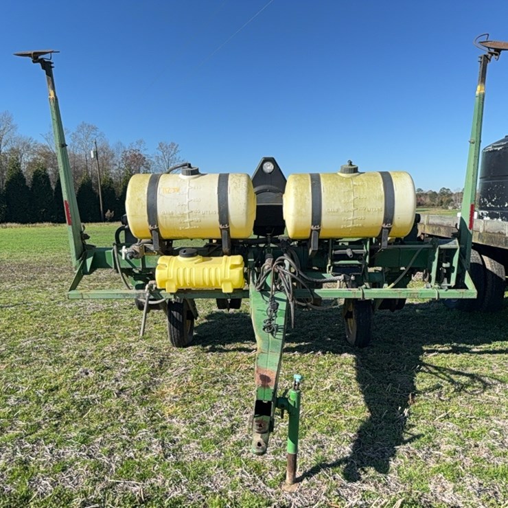 John Deere 7200 pull type vacuum air planter - 4 row located at 107 Jernigan Swamp Rd., Ahoskie, NC