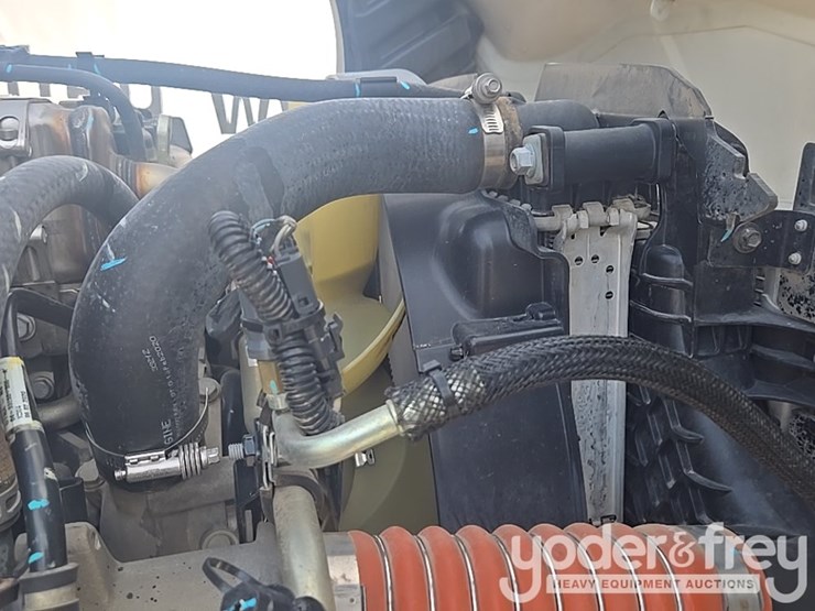 2021-freightliner-m2-106-image-97