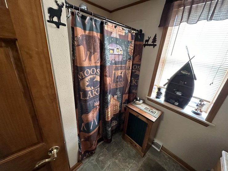 #100-•-waterfront-pub-with-4-bed/2-bath-apartment-image-94