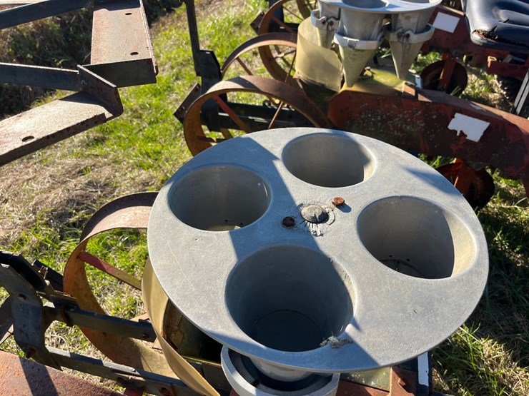 mchanical-4-row-carosel-transplanter-model-600,-42”-rows,-4”x7”-toolbar-with-row-knockers,-located-at-700-jonestown-rd-snow-hill-nc,-call-252-531-8061-for-more-info.-image-5