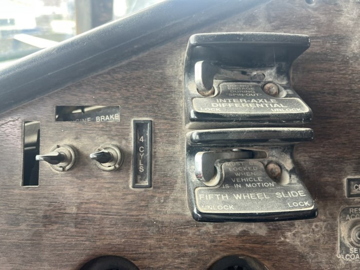 #1633-•-1995-freightliner-usf-1e-sleeper-cab-truck-tractor-image-72