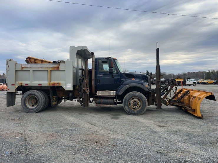 2010-international-7400-image-4