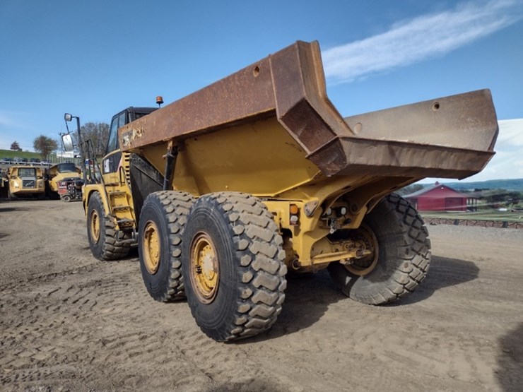 14-caterpillar-725-image-42