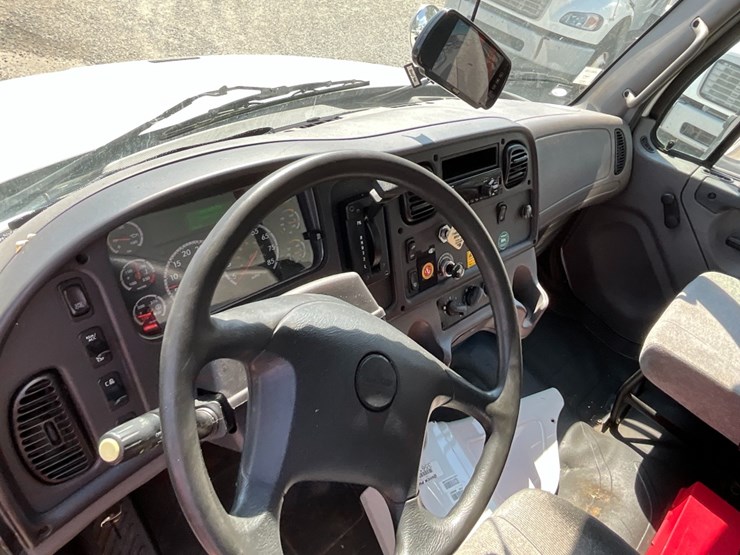 2018-freightliner-m2-106-image-19