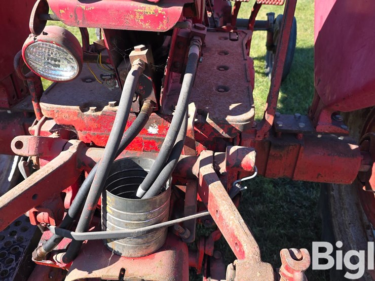 1959-farmall-560-diesel-2wd-tractor-image-12