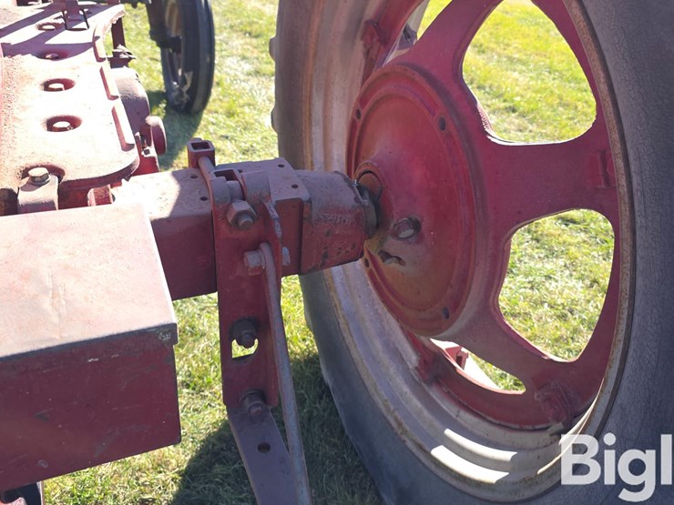 1940-farmall-h-2wd-tractor-image-11