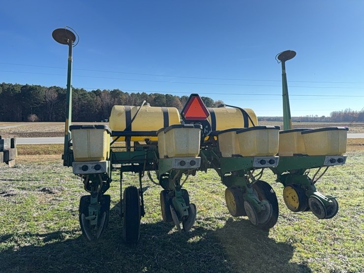 john-deere-7200-pull-type-vacuum-air-planter---4-row-located-at-107-jernigan-swamp-rd.,-ahoskie,-nc-image-9