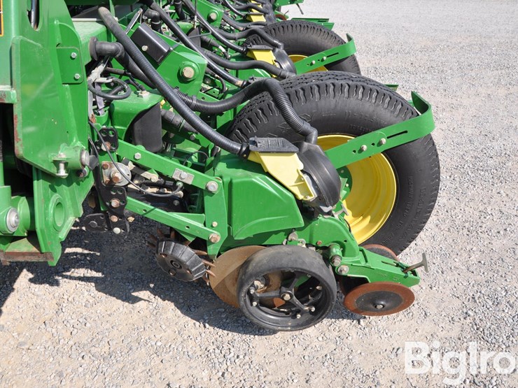 2015-john-deere-1775nt-image-19