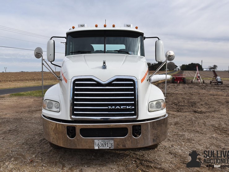 2011-mack-cxu613-t/a-truck-tractor-image-2