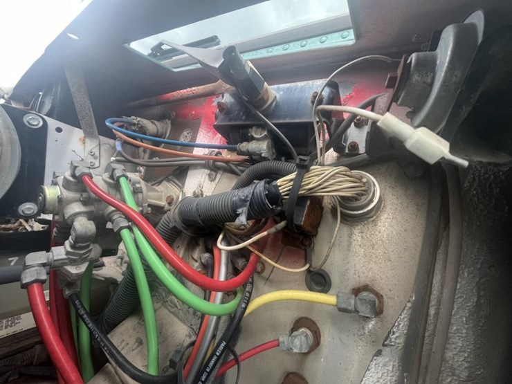 #1633-•-1995-freightliner-usf-1e-sleeper-cab-truck-tractor-image-66