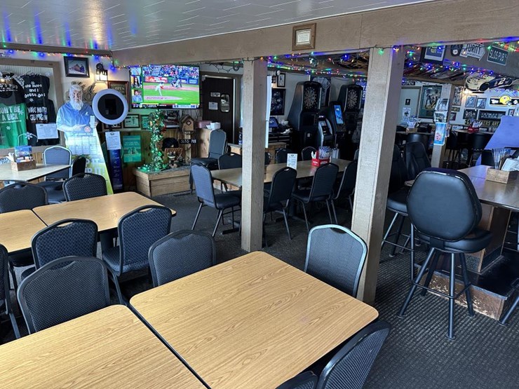 #100-•-waterfront-pub-with-4-bed/2-bath-apartment-image-64