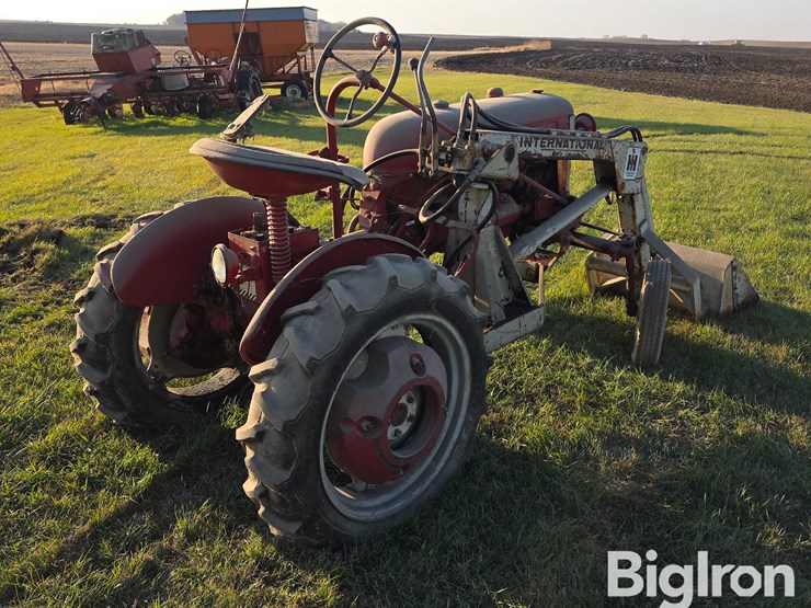 farmall-cub-2wd-tractor-w/loader-image-4