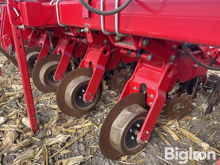 sunflower-7610-8r30-strip-tiller-image-10