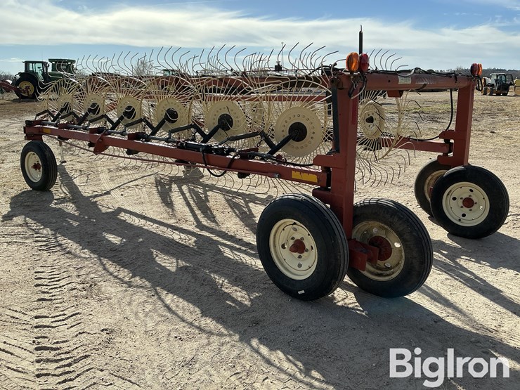 hesston-12-wheel-v-rake-image-7