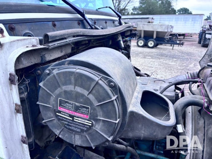 2003-volvo-10-image-67