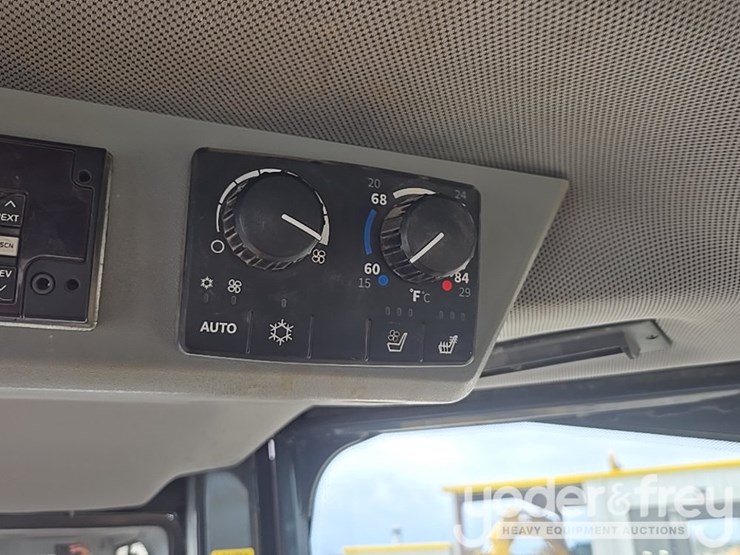 2019-deere-850l-wlt-image-111