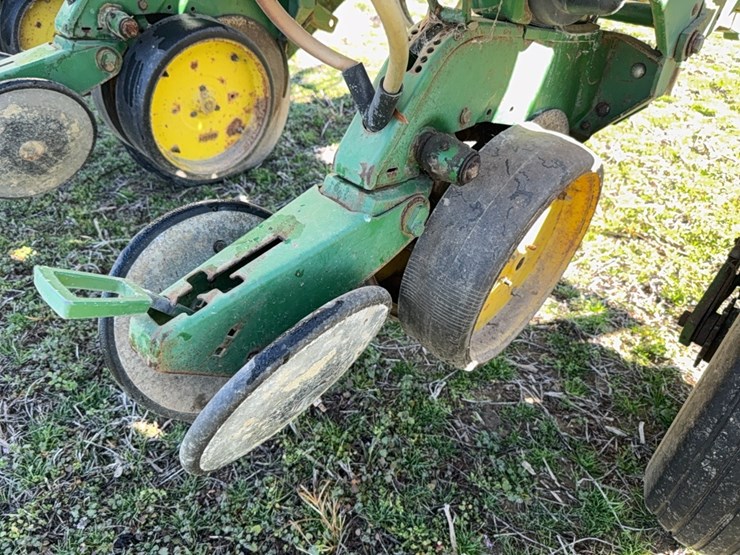 john-deere-7200-pull-type-vacuum-air-planter---4-row-located-at-107-jernigan-swamp-rd.,-ahoskie,-nc-image-19