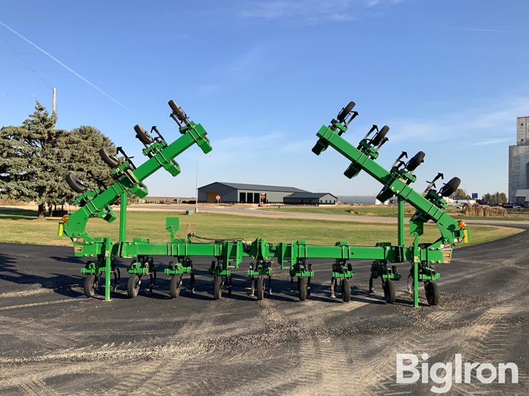 john-deere-16r30"-crop-cultivator-image-2