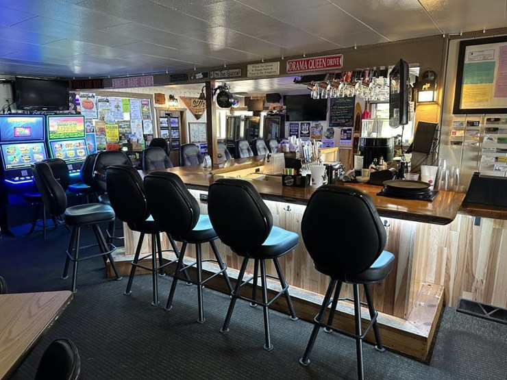 #100-•-waterfront-pub-with-4-bed/2-bath-apartment-image-27