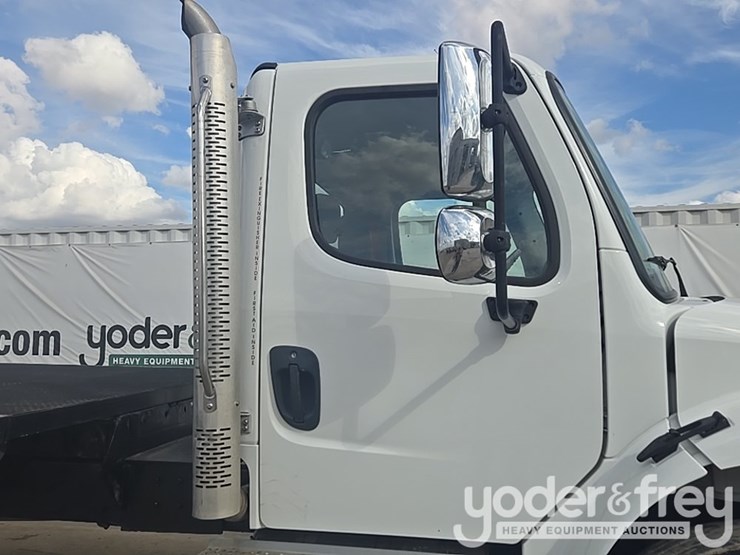 2021-freightliner-m2-106-image-106