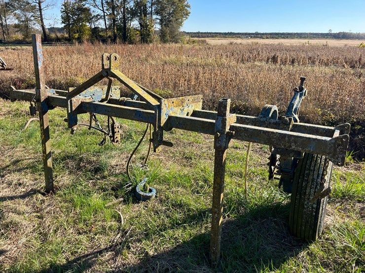 john-blue-toolbar-with-4-knifes-and-one-gauge-wheel,-located-at-276-jonestown-rd-snow-hill-nc,-call-252-531-8061-for-more-info.-image-3