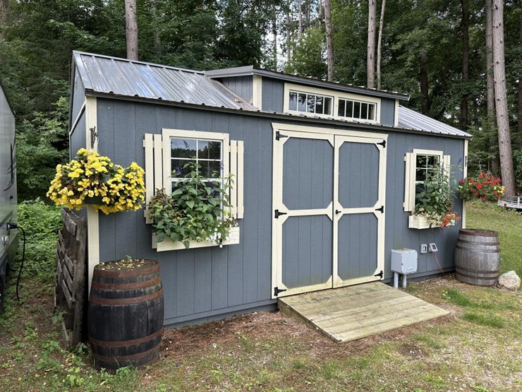 #100-•-waterfront-pub-with-4-bed/2-bath-apartment-image-126