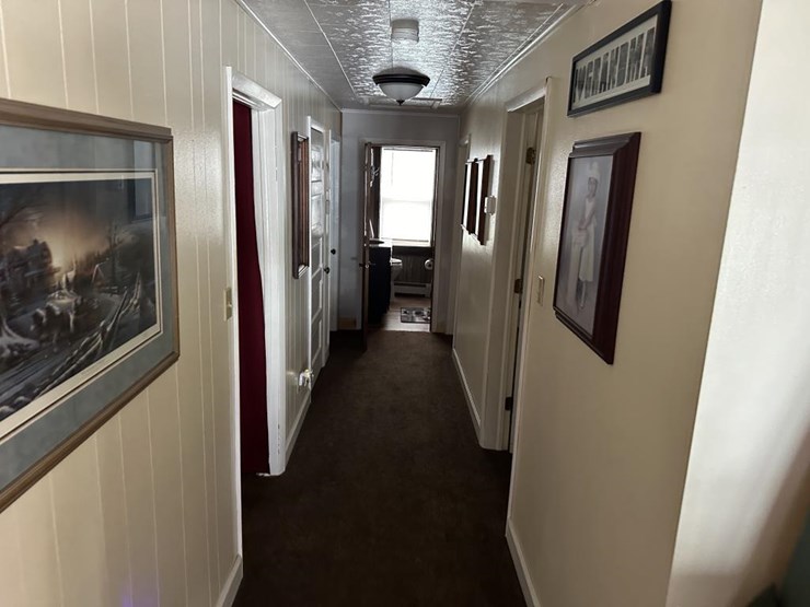 #100-•-waterfront-pub-with-4-bed/2-bath-apartment-image-100