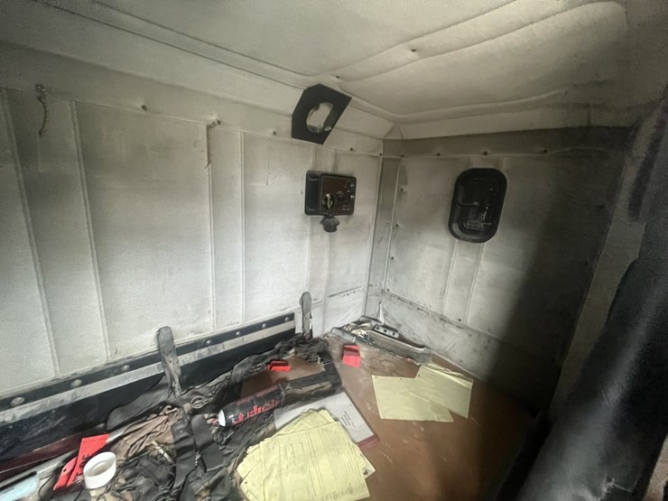 #1633-•-1995-freightliner-usf-1e-sleeper-cab-truck-tractor-image-84