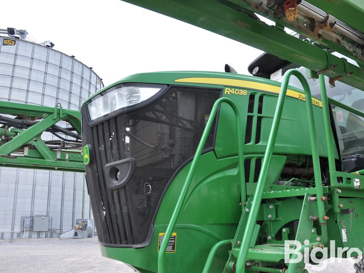 2017-john-deere-r4038-image-11