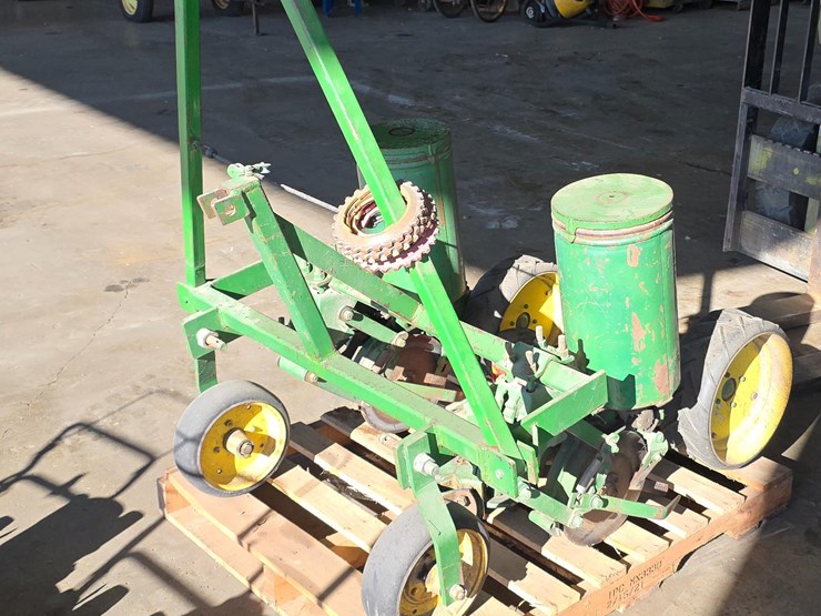 john-deere-2r30"-planter-image-1