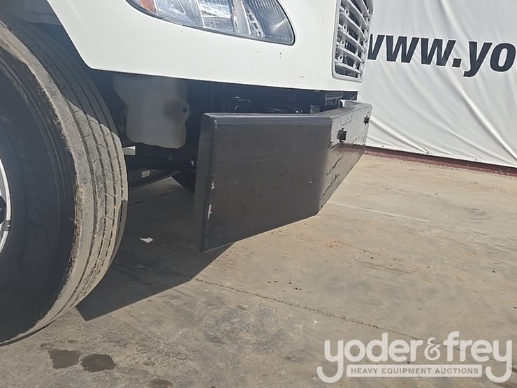 2021-freightliner-m2-106-image-13