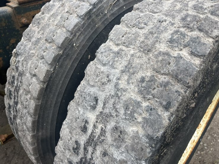 #1633-•-1995-freightliner-usf-1e-sleeper-cab-truck-tractor-image-89