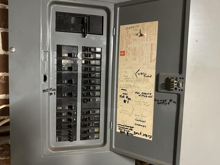 #100-•-waterfront-pub-with-4-bed/2-bath-apartment-image-137