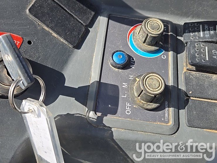 2022-yanmar-vio80-image-115