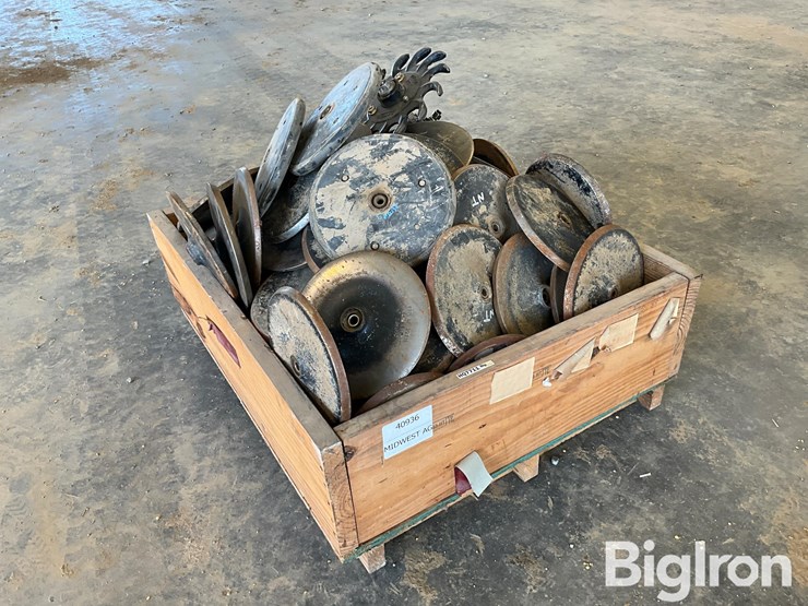 john-deere-cast-iron-closing-wheels-image-1