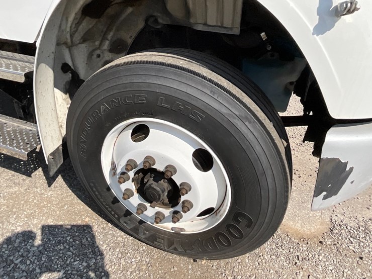 2018-freightliner-m2-106-image-6