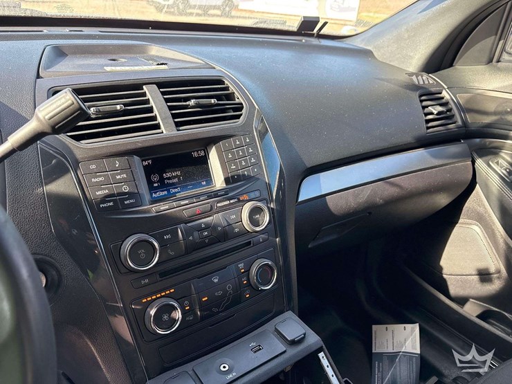 2017-ford-explorer-image-15