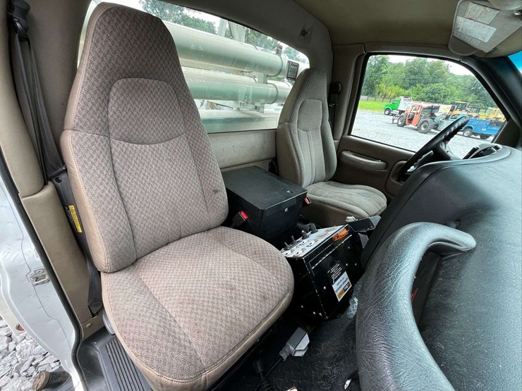 2005-gmc-c8-cable-placer-truck-image-77