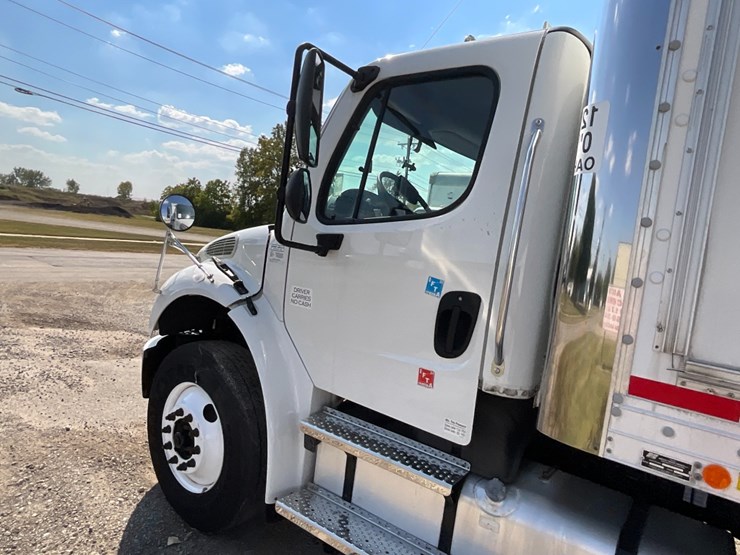 2018-freightliner-m2-106-image-14