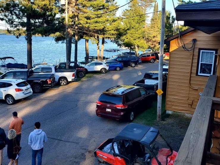 #100-•-waterfront-pub-with-4-bed/2-bath-apartment-image-148