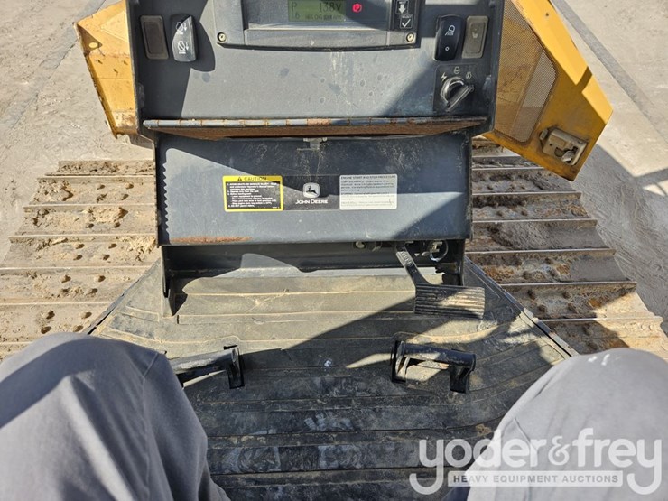 2015-deere-450j-image-32