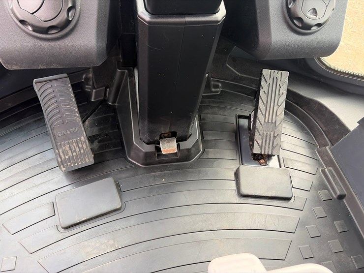 john-deere-324-image-39