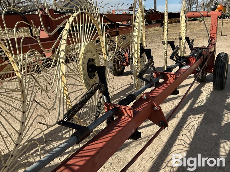 hesston-12-wheel-v-rake-image-15