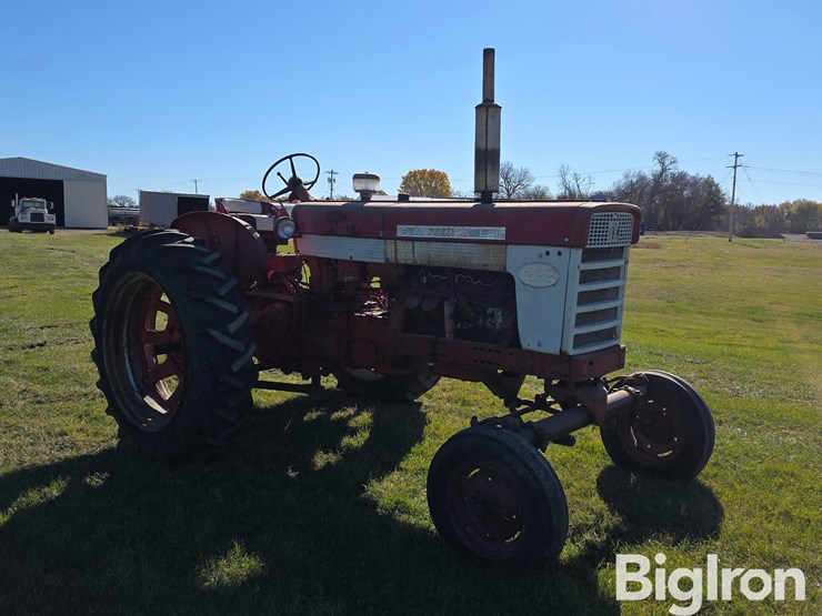 1959-farmall-560-diesel-2wd-tractor-image-3