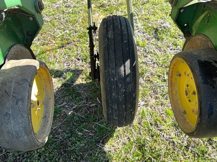 john-deere-7200-pull-type-vacuum-air-planter---4-row-located-at-107-jernigan-swamp-rd.,-ahoskie,-nc-image-26
